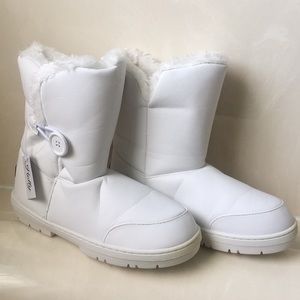 White “Ugg” style fur lined boots
